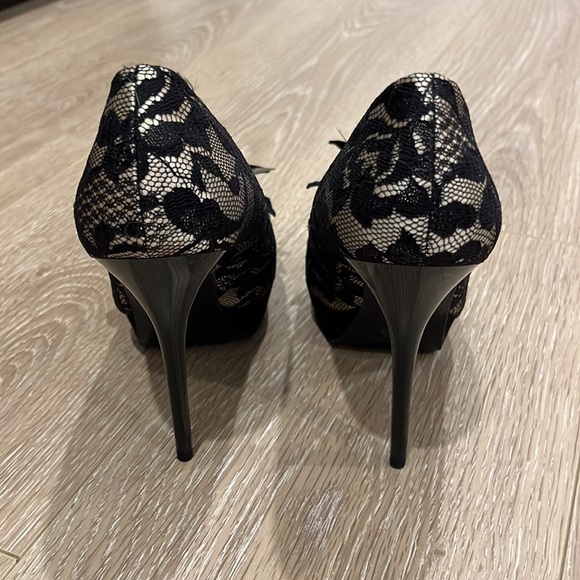Guess Black Lace & Velvet 5” High Heels - size 7 - Picture 3 of 12